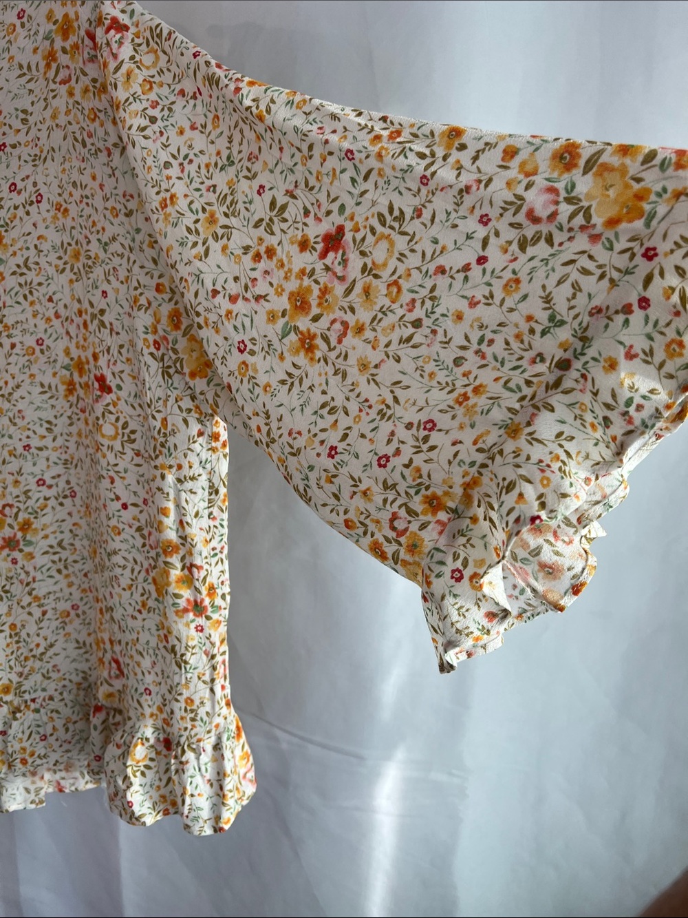 Rose & Thme Cream Floral V-Neck Ruffle Hem Blouse - Picture 5 of 16